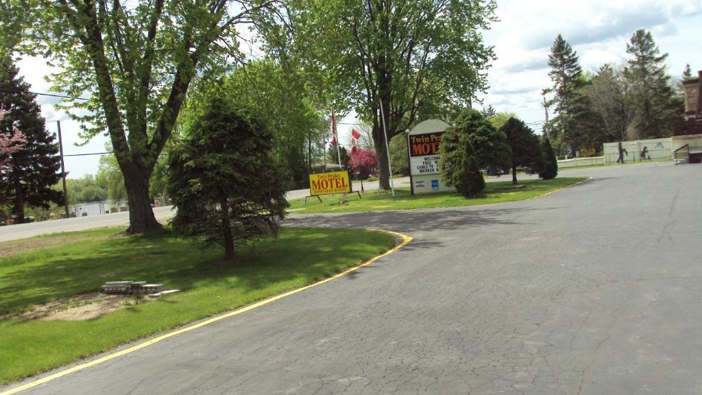 Twin Peaks Motel Napanee Eksteriør billede