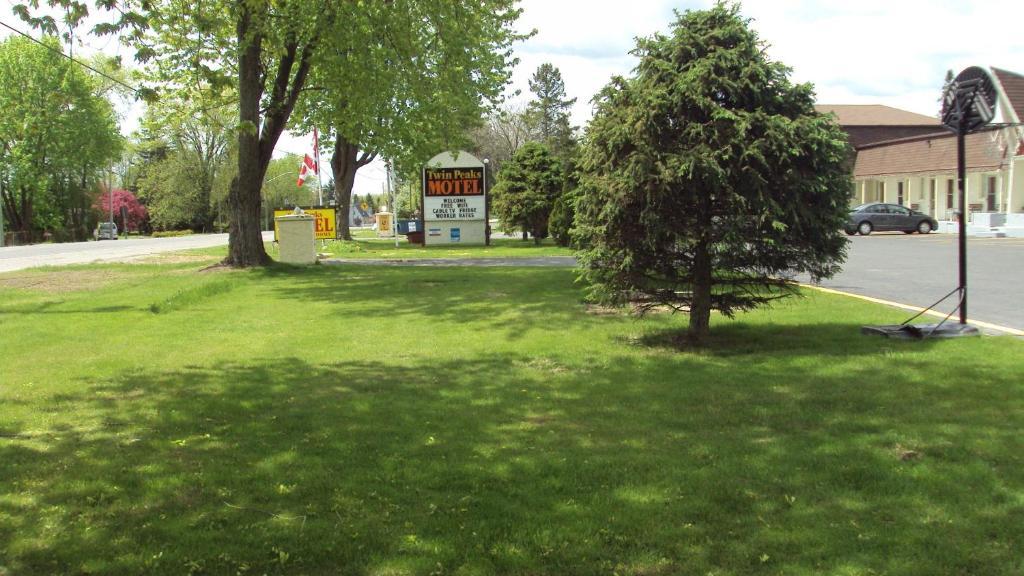 Twin Peaks Motel Napanee Eksteriør billede